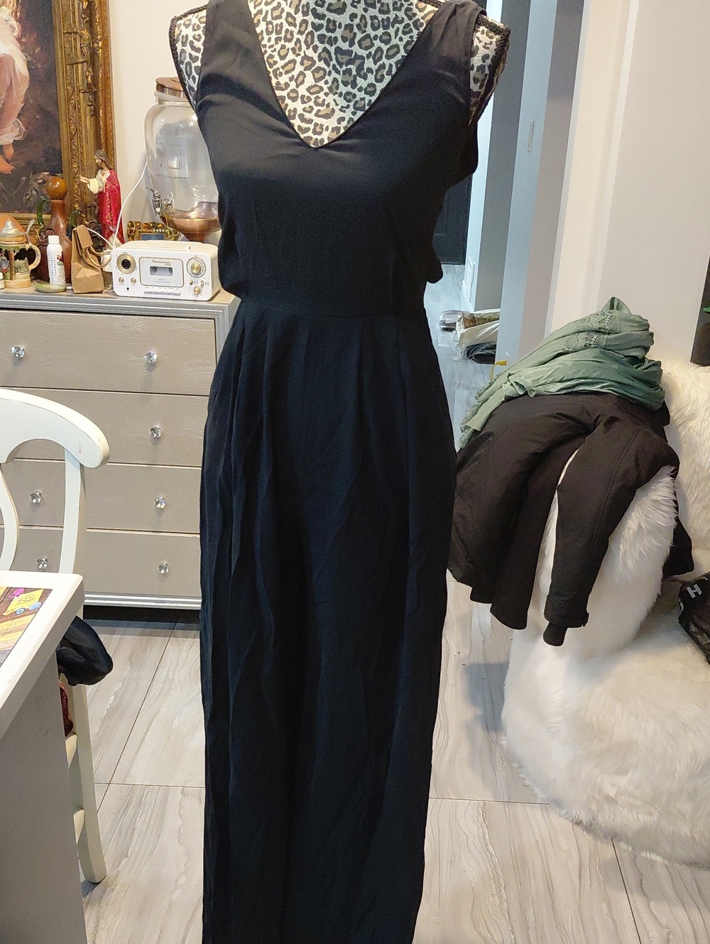 Women's Black V-Neck Sleeveless Jumpsuit